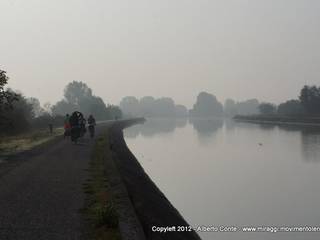 Pedalando lungo il canale verso Cremona